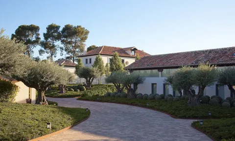 Garden approach to Finca La Montaña in Aranjuez