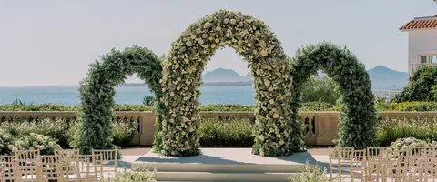 Sea-facing wedding ceremony setting at Hôtel du Cap-Eden-Roc