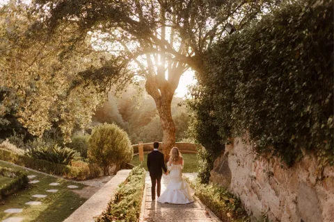 Newlyweds walking through the gardens of Valverde Palácio de Seteais