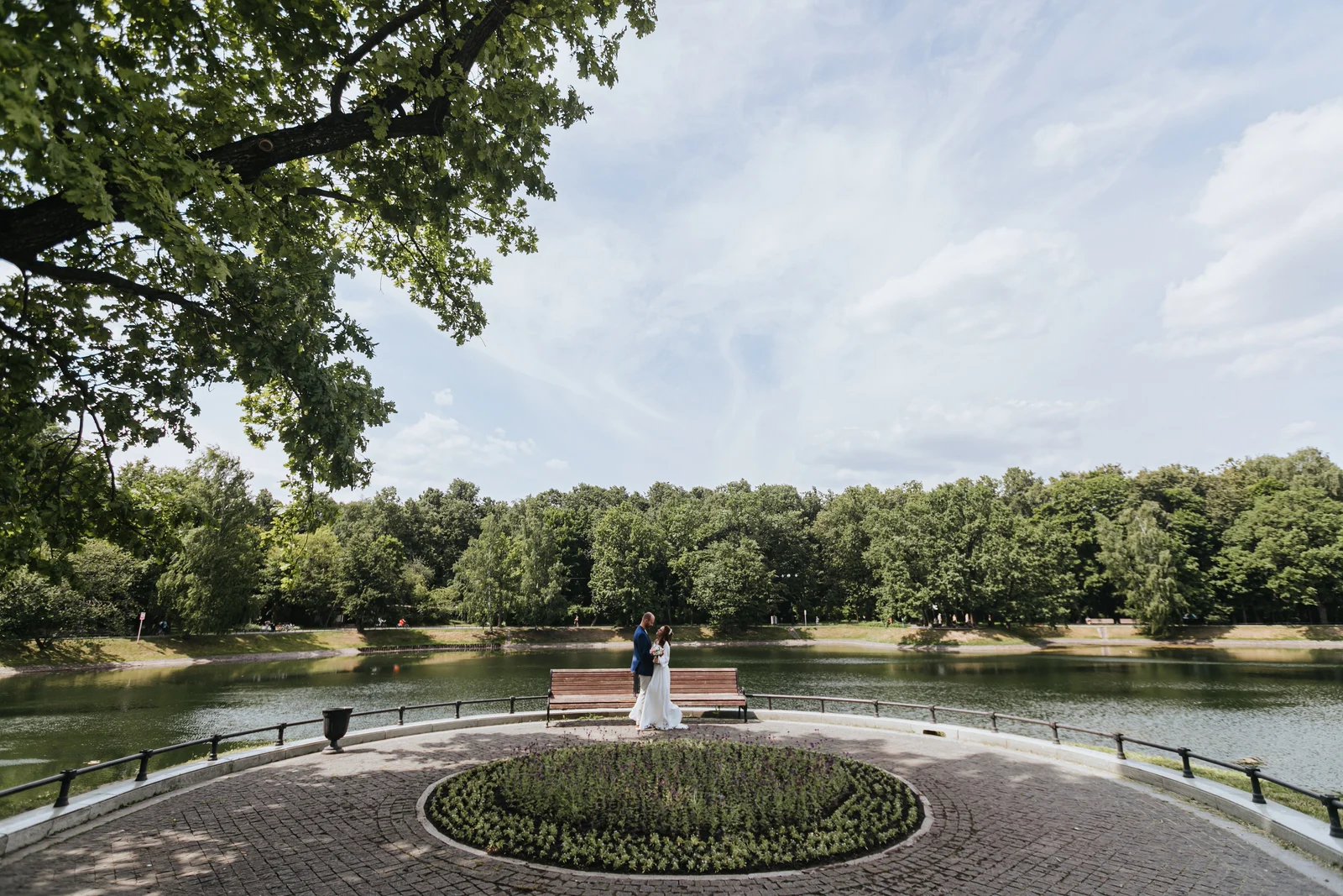 Photograph accompanying the wedding photography review by Elena